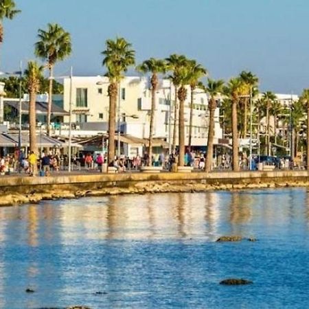 Poseidon 51 - Beachfront Two Bedroom Apartment Paphos Eksteriør billede