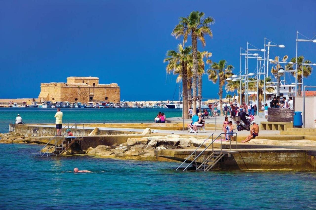Poseidon 51 - Beachfront Two Bedroom Apartment Paphos Eksteriør billede