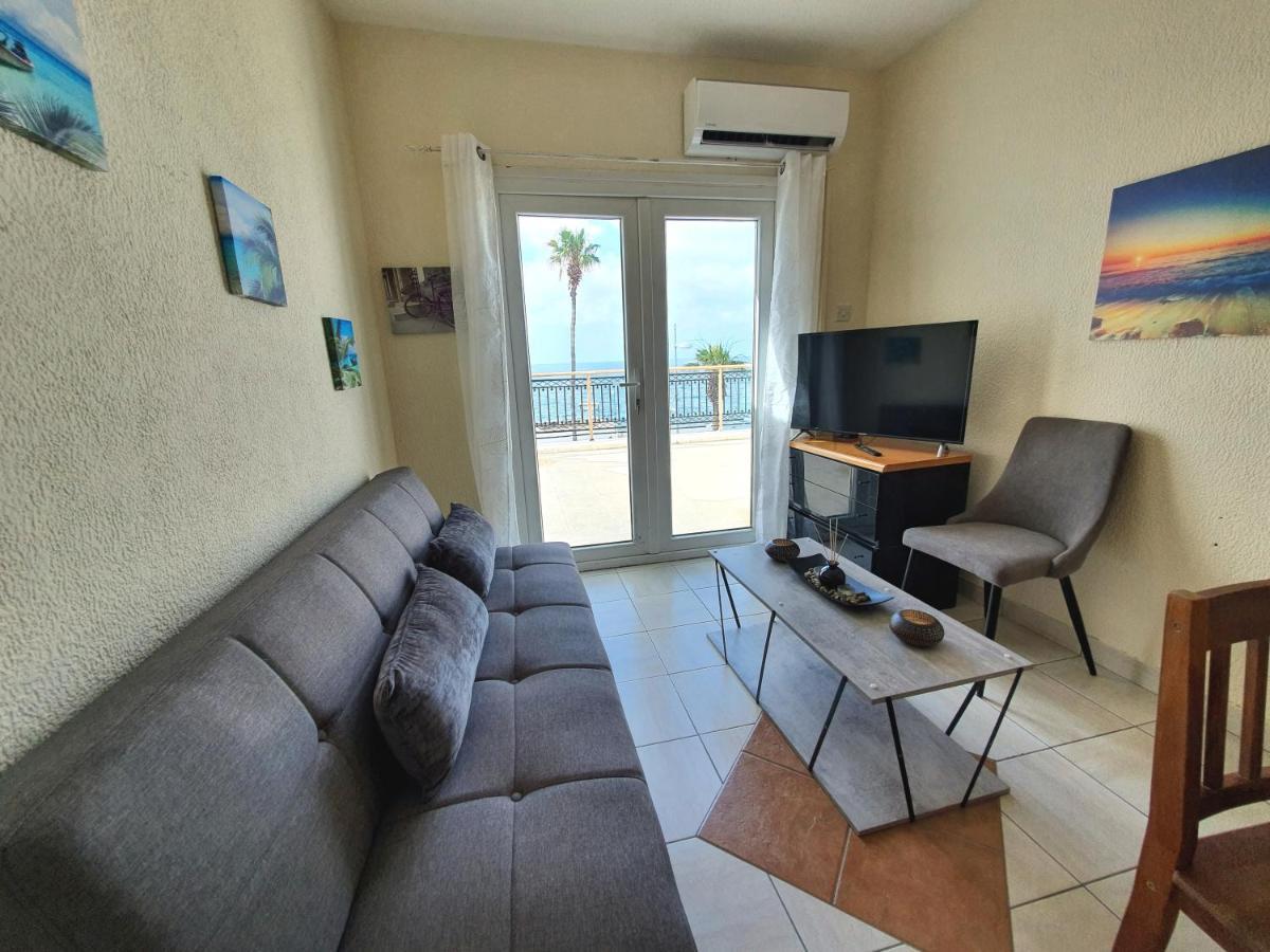 Poseidon 51 - Beachfront Two Bedroom Apartment Paphos Eksteriør billede