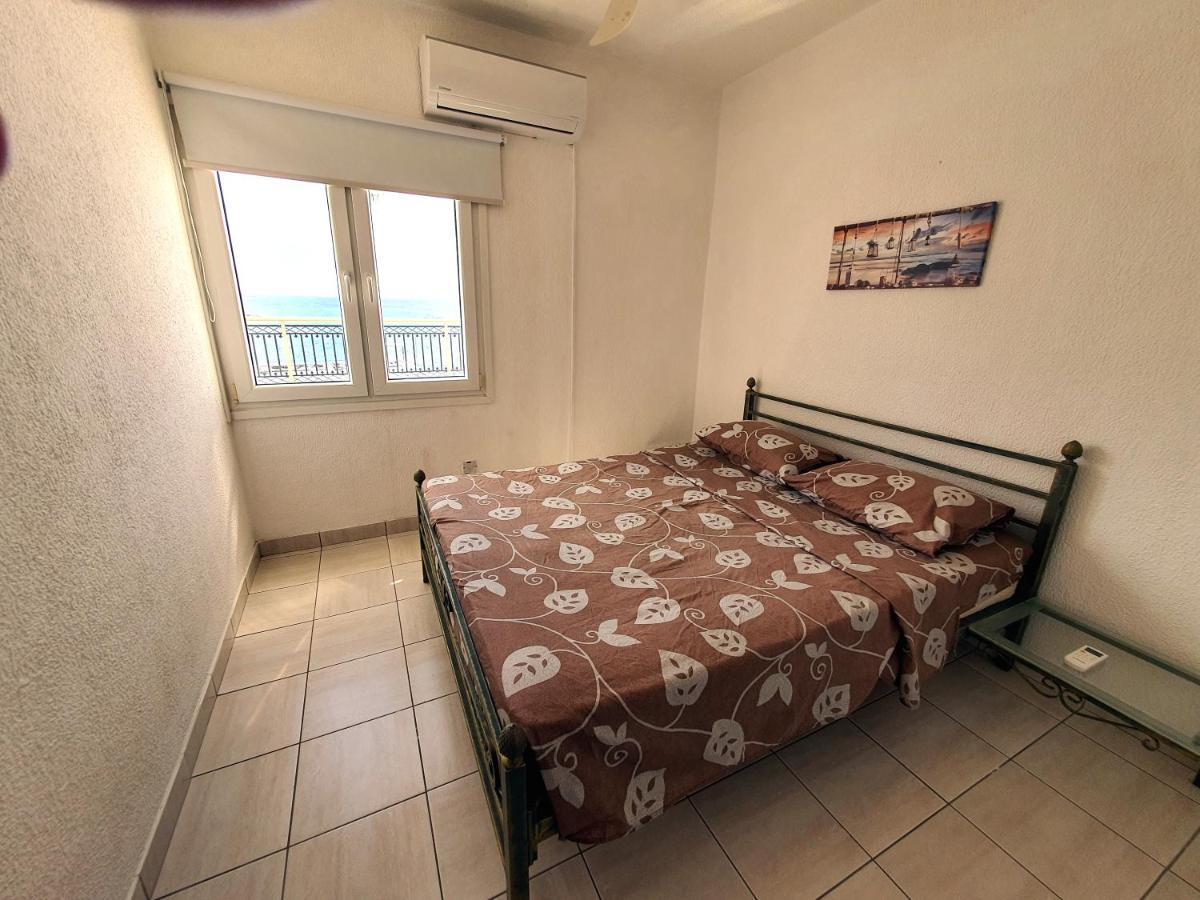 Poseidon 51 - Beachfront Two Bedroom Apartment Paphos Eksteriør billede