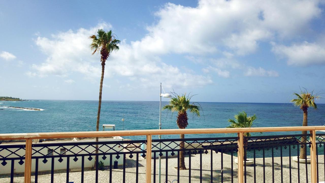 Poseidon 51 - Beachfront Two Bedroom Apartment Paphos Eksteriør billede