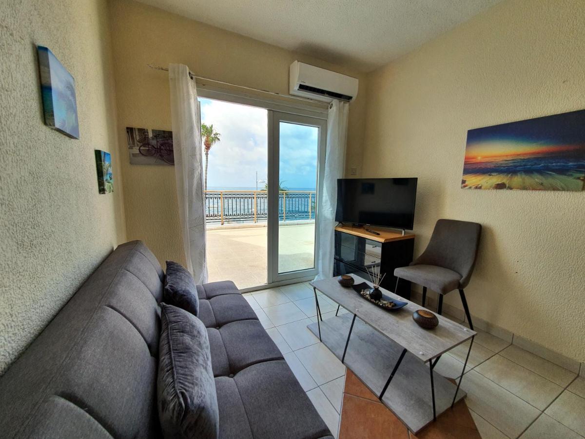 Poseidon 51 - Beachfront Two Bedroom Apartment Paphos Eksteriør billede